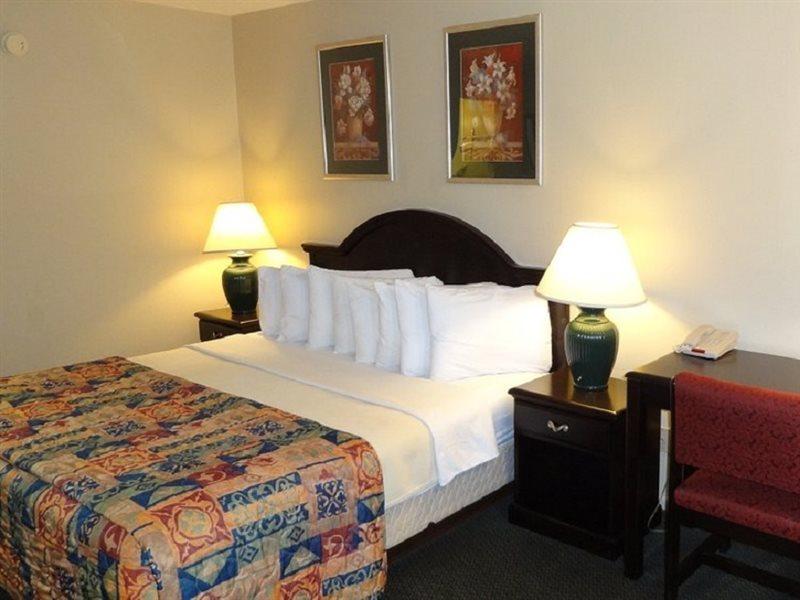 Baymont By Wyndham Petoskey Motel Exterior foto